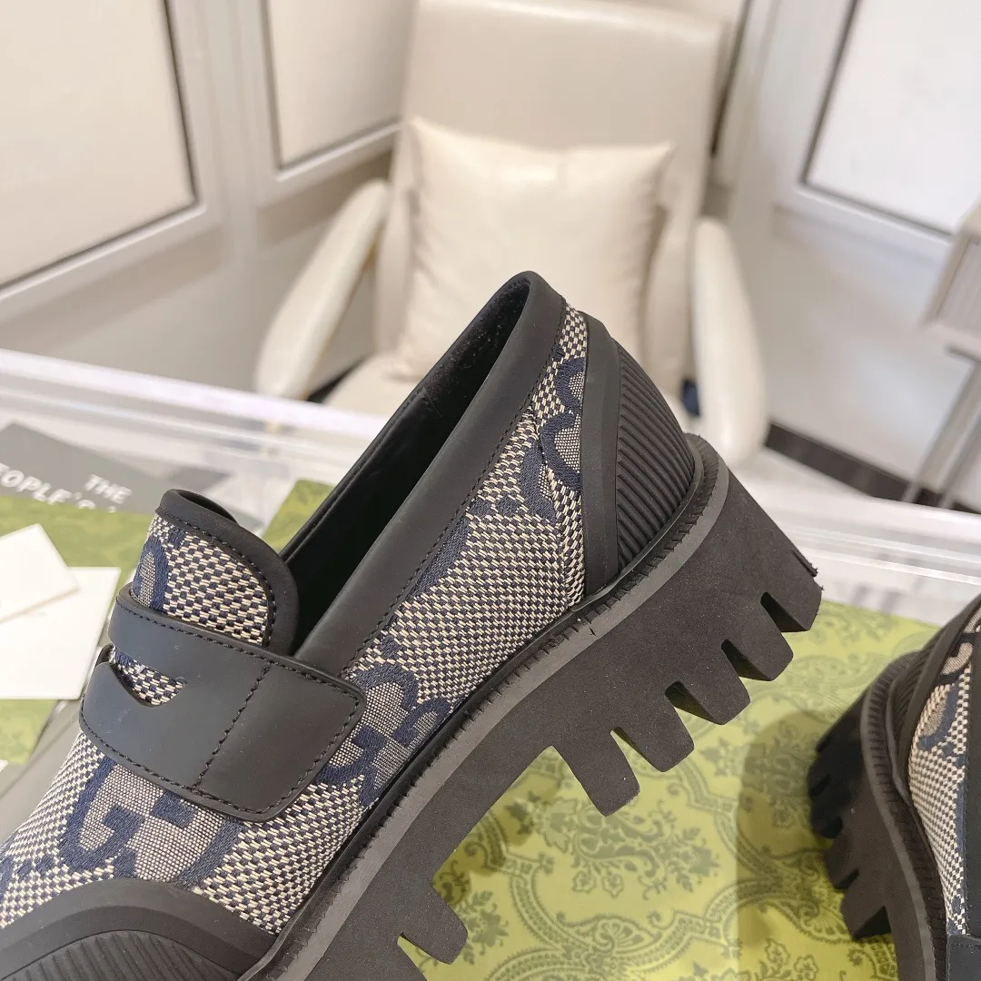 👟👟Ex-factory price 480👟👟 Men's size +10 Gucci's new spring and autumn loafers cleverly use unique design elements to inject fresh vitality into the collection design. Crafted from camel and ebony GG canvas, these stylish unisex loafers feature a new interpretation of the brand's classic monogram pattern for the new season. Camel and ebony GG canvas/imported silk cowhide surface, imported silk cowhide lining Size: Female: 35-42# Male: 39-46#